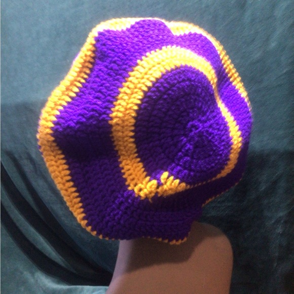 Handcrafted hat - Picture 2 of 3
